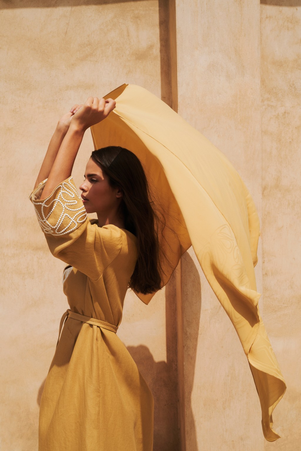 فقط في الإمارات: لورو بيانا تقدم مجموعة الشيلات&nbsp;الحصرية