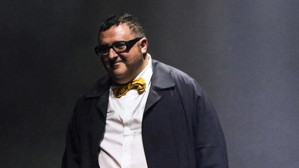 مجتمع الموضة يودع المصمم العالمي ألبير الباز