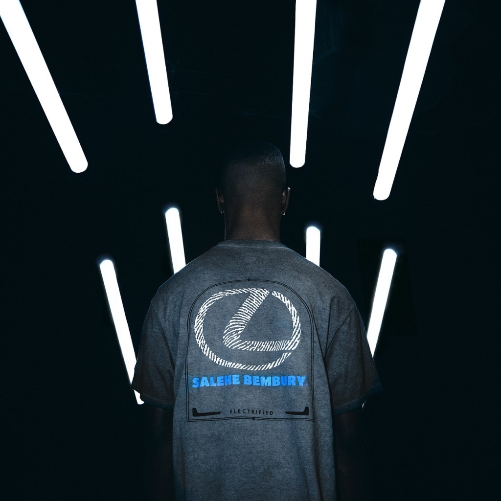 سيارات لكزس الفاخرة تستعين بالمصمم صالح بيمبري لتصميم مجموعة أزياء&nbsp;شبابية