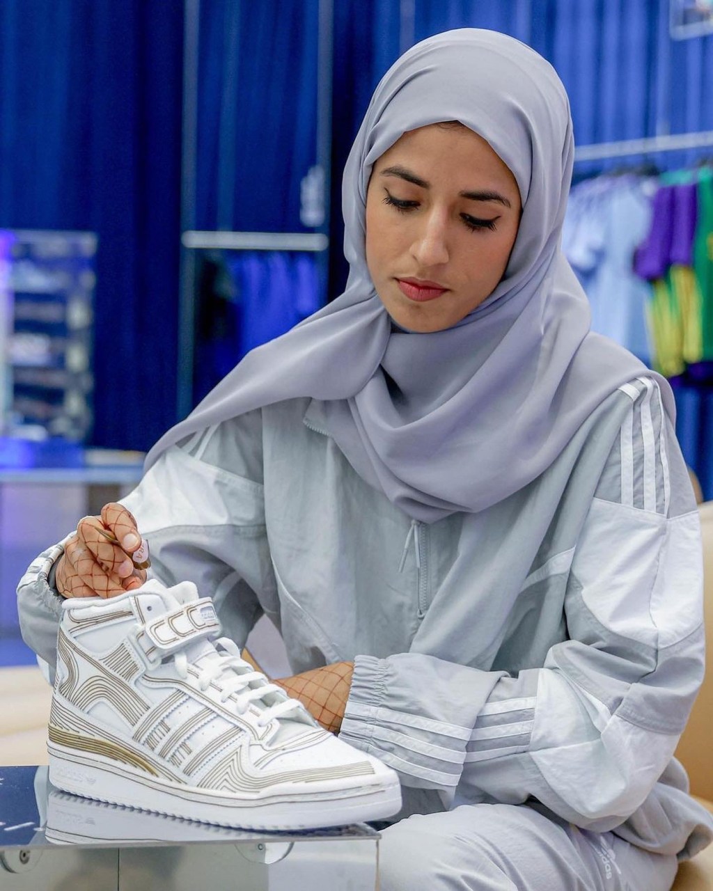 نقوش الحناء تزين السنيكرز الرياضية من علامة&nbsp;Adidas