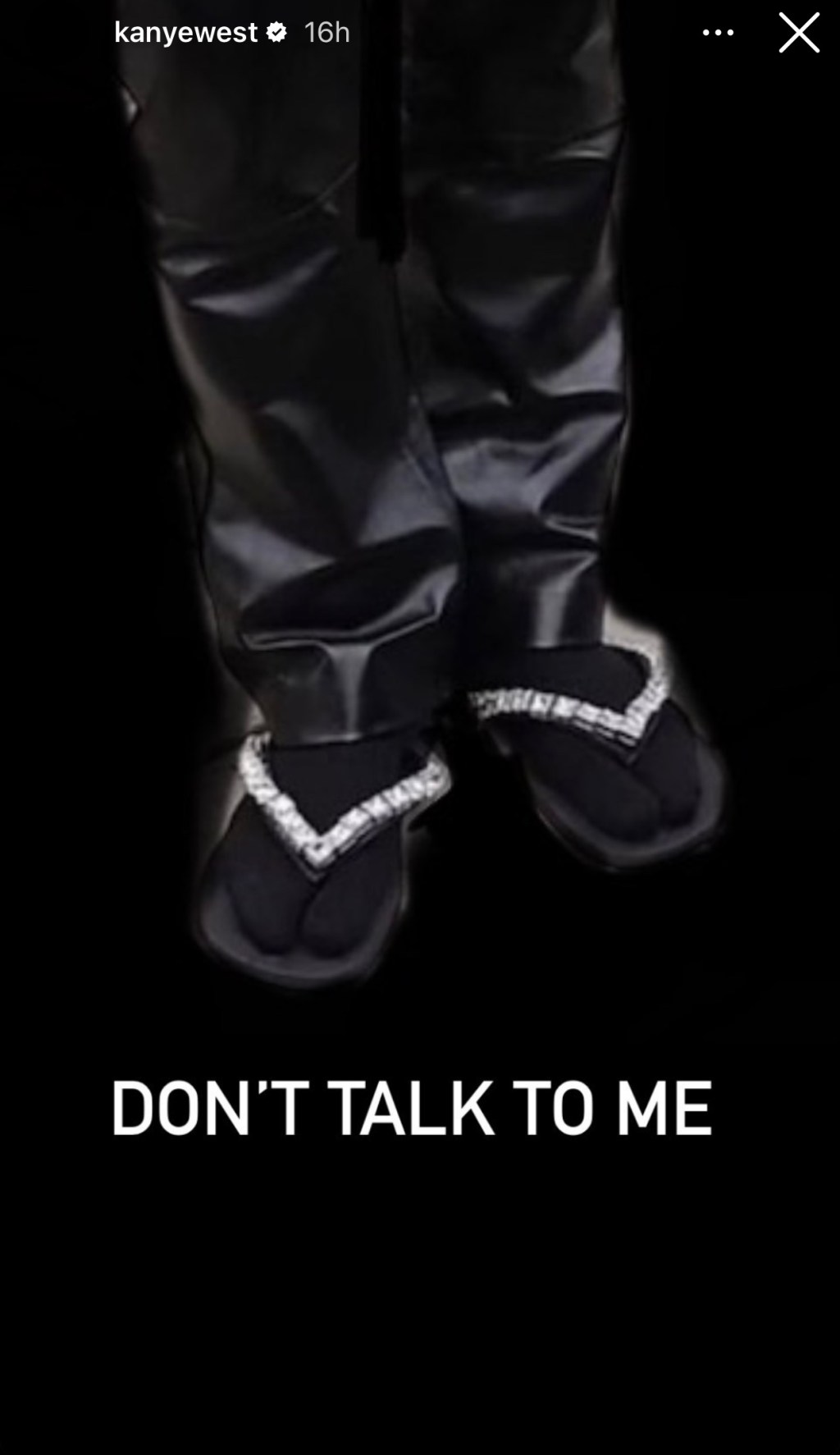 كاني ويست يرتدي هذا النعال البراق لعرض أزياء علامة Burberry 2023 في&nbsp;لندن