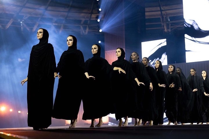 قطر تبهر العالم بتنظيم أطول عرض أزياء في تاريخ&nbsp;الموضة