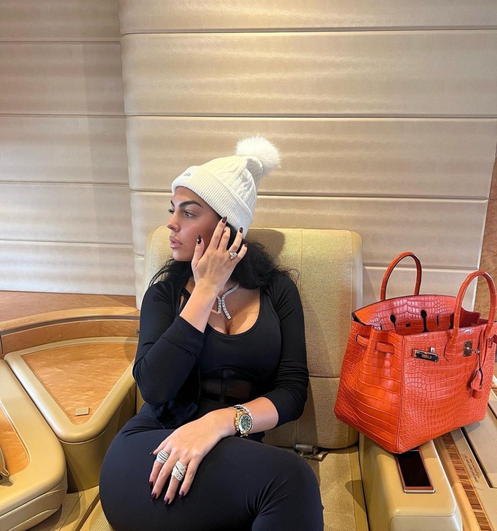 جورجينا رودريغز تستعد لشتاء الرياض مع هذه الإطلالة&nbsp;الأنيقة