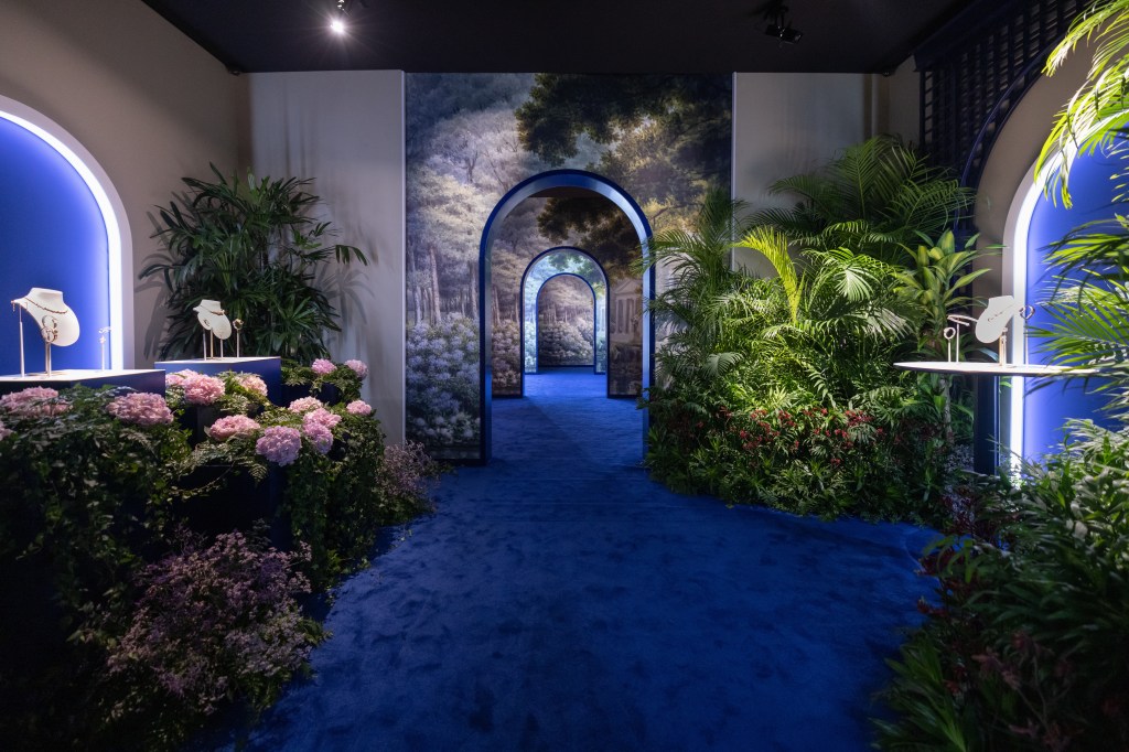 دار شوميه تحتفل بإطلاق أول معرض لها في الدوحة حول جويفين: إمبراطورة فرنسا وملهمة&nbsp;الدار