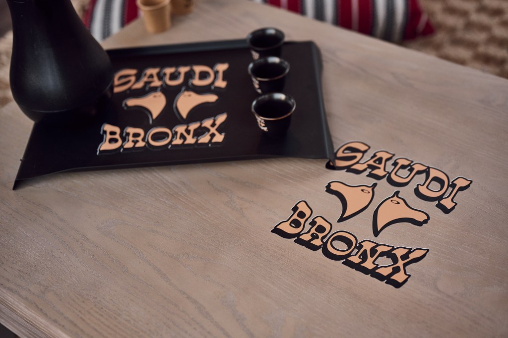 النجم العالمي سويز بيتس يشارك في كأس العلا للهجن