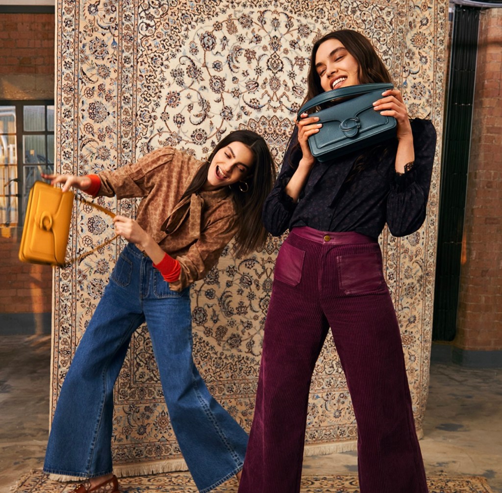 “كوتش” تحتفي بالعائلة والأصدقاء في حملة اعلانية حصرية للشرق الأوسط