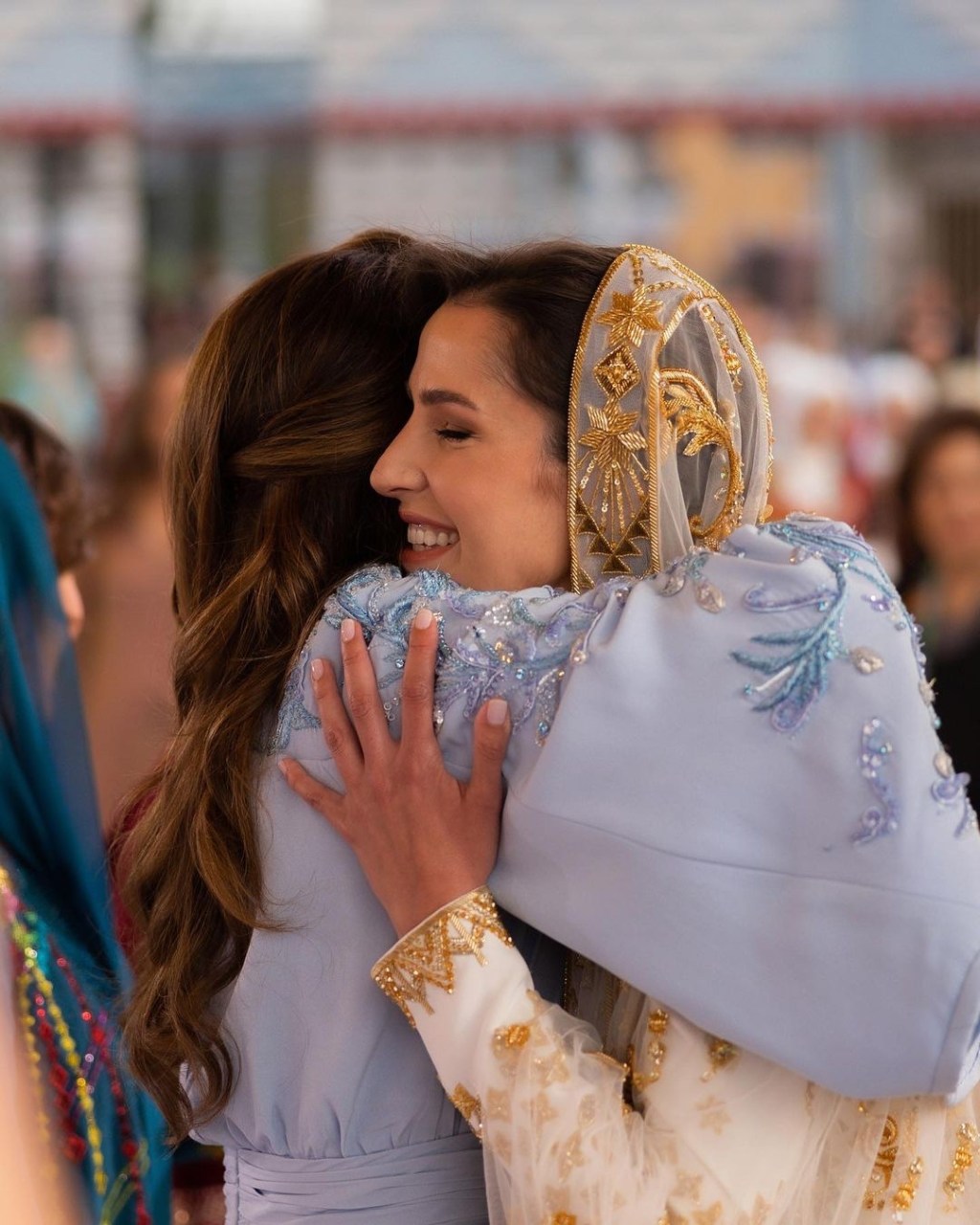 المصممة السعودية هنيدة صيرفي في إبداعها لرسم رحلة فرح عابرة للثقافة والحضارات