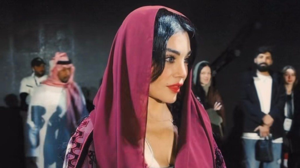 هيفاء وهبي تتألق بالعباية في الرياض وأداء السامري على مسرح&nbsp;واو